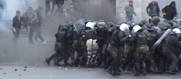 Митингующие берут штурмом Белый дом в Бишкеке. Архивные кадры - Sputnik Кыргызстан