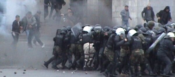 2010-жылдын 7-апрелинде митингге чыккандар Ак үйдү алууга аракет кылууда. Архивдик кадрлар - Sputnik Кыргызстан