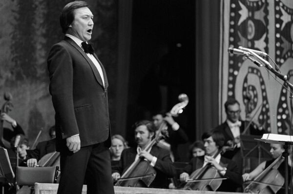 Оперный певец Булат Минжилкиев во время выступления - Sputnik Кыргызстан