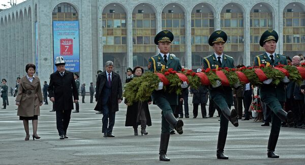 Алмазбек Атамбаев принял участие в официальном мероприятии, посвященном 5-й годовщине Апрельской народной революции - Sputnik Кыргызстан