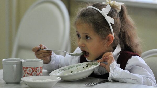 Архивное фото ребенка, который обедает в школьной столовой - Sputnik Кыргызстан