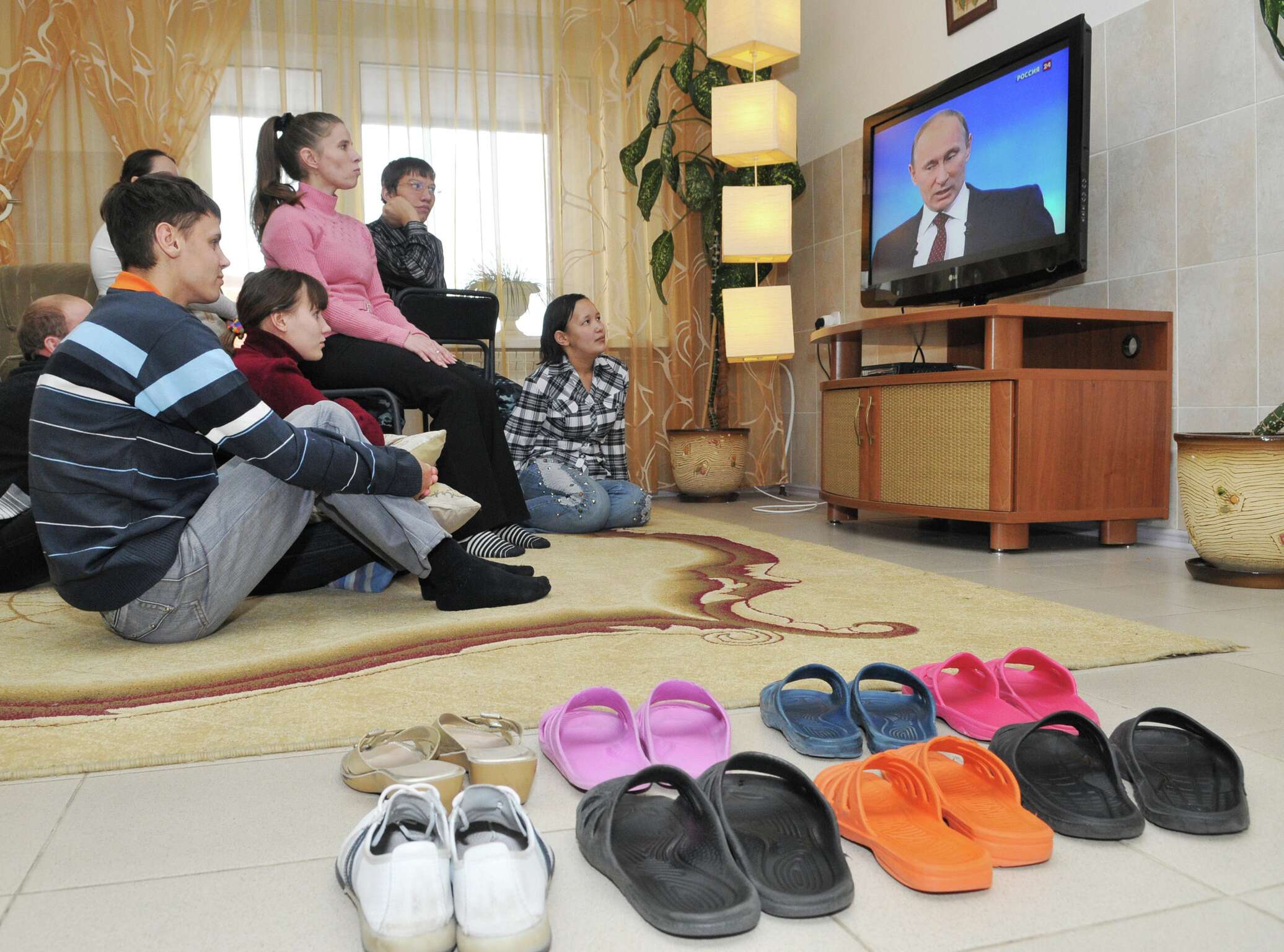 Включи новости 25. Семья у телевизора. Российская семья у телевизора. Семья смотрит телевизор. Россияне у телевизора.