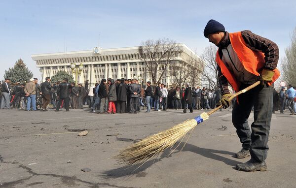 Сотрудник муниципального предприятия Тазалык подметает улицы 9 апреля 2010 года - Sputnik Кыргызстан