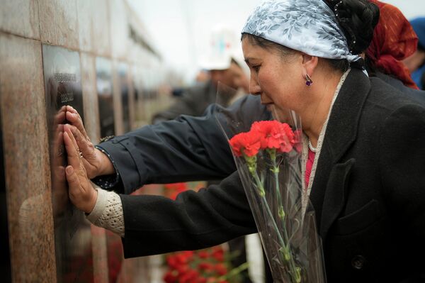 Митинг-реквием в память о погибших в апрельских событиях - Sputnik Кыргызстан