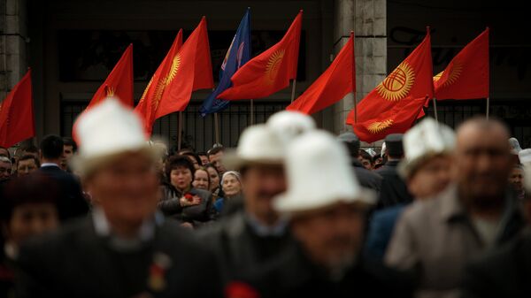 Люди с флагами Кыргызстана. Архивное фото - Sputnik Кыргызстан