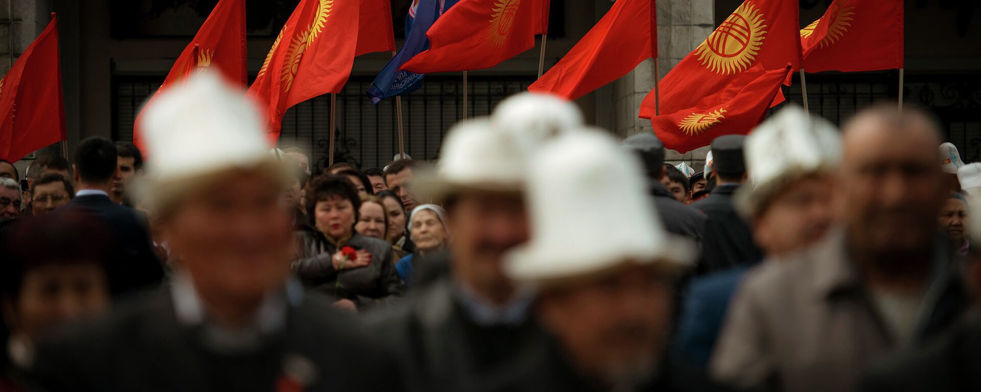 Люди с флагами КР на площади Ала-Тоо в Бишкеке. Архивное фото - Sputnik Кыргызстан, 1920, 03.11.2022