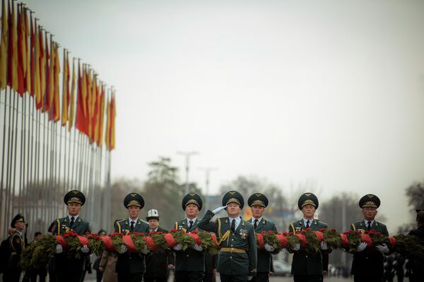 Возложение венка к памятнику погибшим в апрельских событиях. Архивное фото - Sputnik Кыргызстан