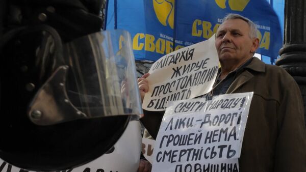 Митингующие у здания Рады в Киеве вышли на акцию с лозунгами против коррупции - Sputnik Кыргызстан