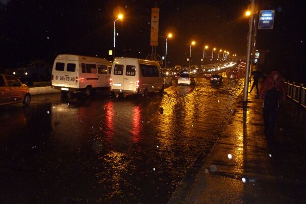 В городе Оше спасатели всю ночь ликвидировали последствия проливного дождя. - Sputnik Кыргызстан
