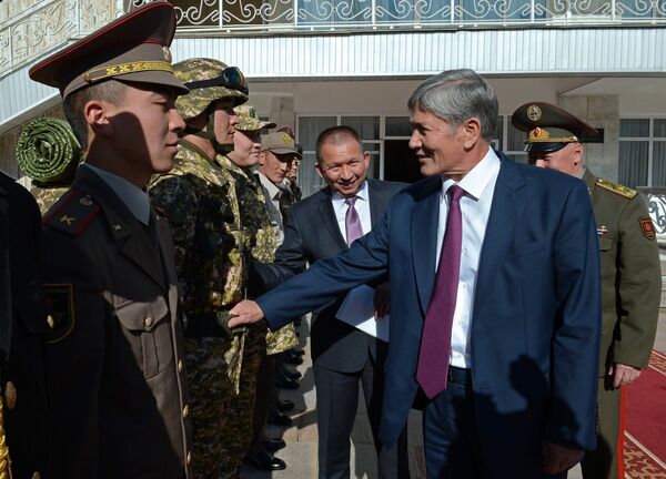 Президент Алмазбек Атамбаев ознакомился с эскизами новой формы одежды для военнослужащих Кыргызстана. - Sputnik Кыргызстан