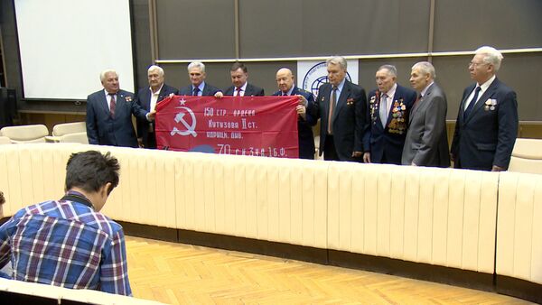 Ветераны вручили космонавтам знамя Победы, которое развернут на МКС 9 мая - Sputnik Кыргызстан