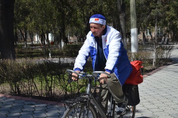 Спортсмен Валерий Овчаренко совершит одиночный велопробег из Токмока до Москвы в честь Дня Победы - Sputnik Кыргызстан