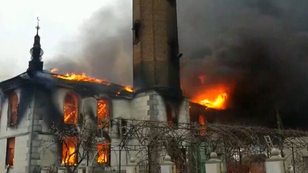 Крупный пожар вспыхнул в центральной мечети Кизляра. Кадры с места ЧП - Sputnik Кыргызстан