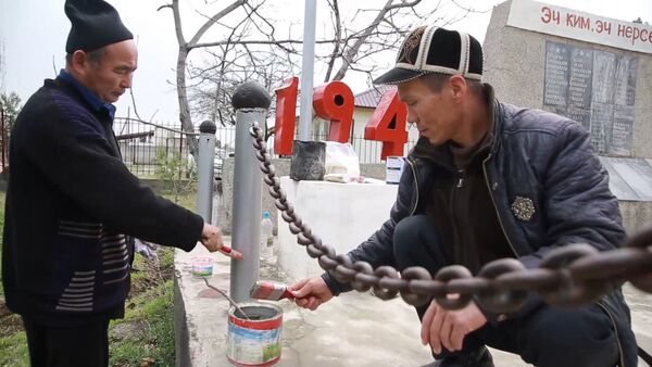 Активисты села Марказ провели субботник у мемориала ветеранам ВОВ - Sputnik Кыргызстан