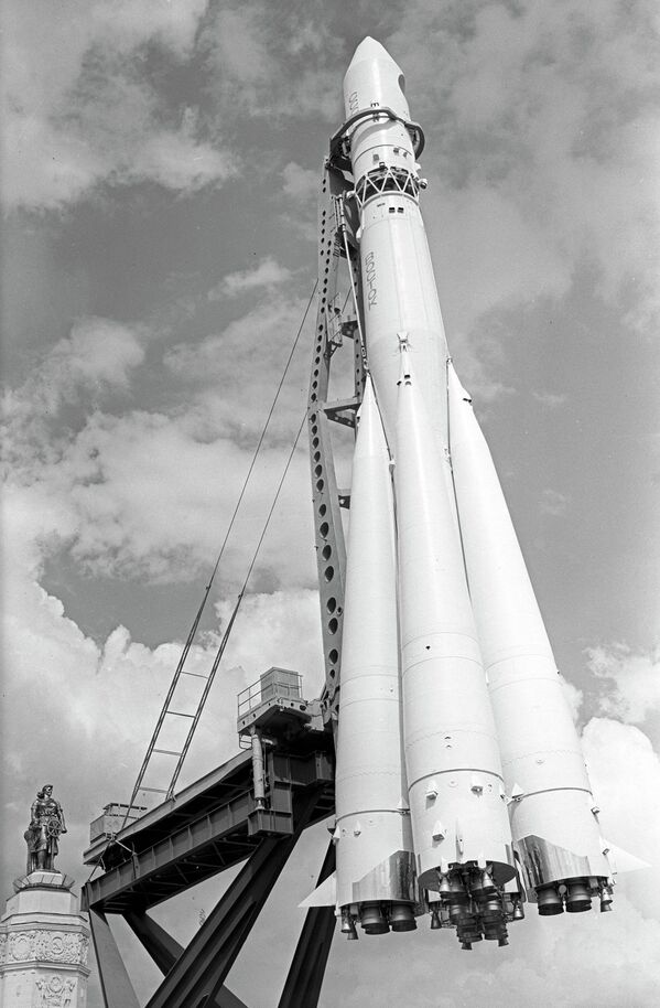Макет ракеты первого космического корабля Восток, в котором полетел в космос Ю. Гагарин, на ВДНХ СССР - Sputnik Кыргызстан