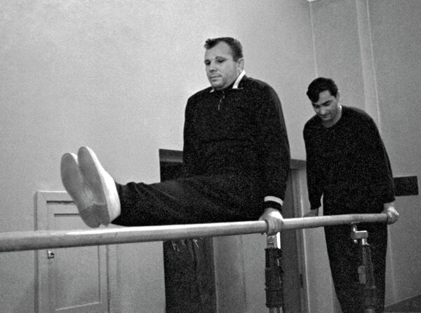 Ю.Гагарин и В.Быковский во время занятий гимнастикой - Sputnik Кыргызстан