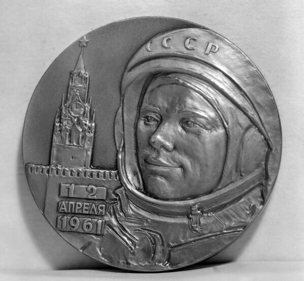 Медаль В честь первого в мире полета человека в космос - Sputnik Кыргызстан
