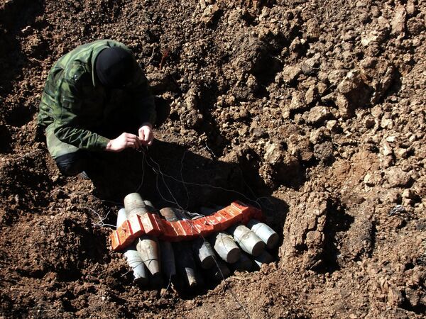 Обезвреживание неразорвавшихся боеприпасов. Архивное фото - Sputnik Кыргызстан