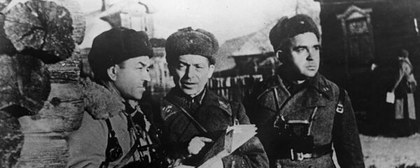 Командир 316-ой стрелковой дивизии генерал-майор И.В. Панфилов, начальник штаба полковник И.И. Серебряков и старший батальонный комиссар С.А. Егоров. Архивное фото - Sputnik Кыргызстан