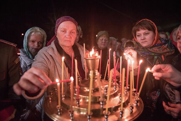 В Свято-Воскресенском кафедральном соборе отметили праздник Пасхи. - Sputnik Кыргызстан