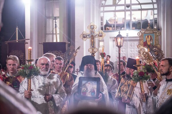 В Свято-Воскресенском кафедральном соборе отметили праздник Пасхи. - Sputnik Кыргызстан