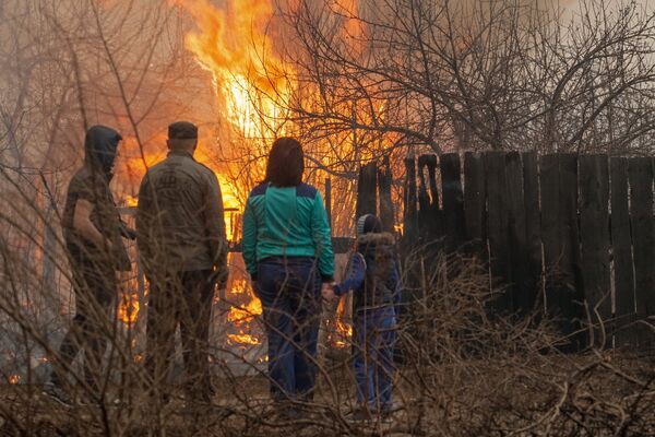 Местные жители наблюдают за пожаром на окраине города Абакана. - Sputnik Кыргызстан