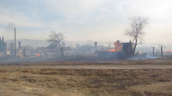 Пожарные тушили пламя в одной из охваченных огнем деревень Хакасии - Sputnik Кыргызстан