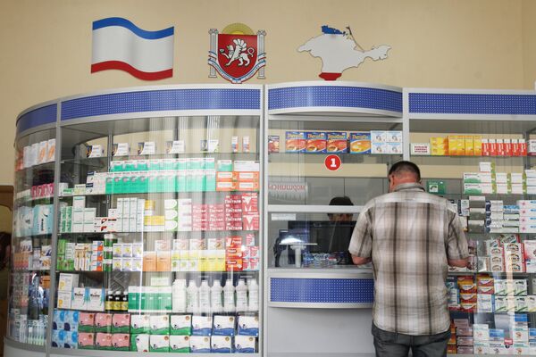 Покупатель в одной из аптек. Архивное фото - Sputnik Кыргызстан