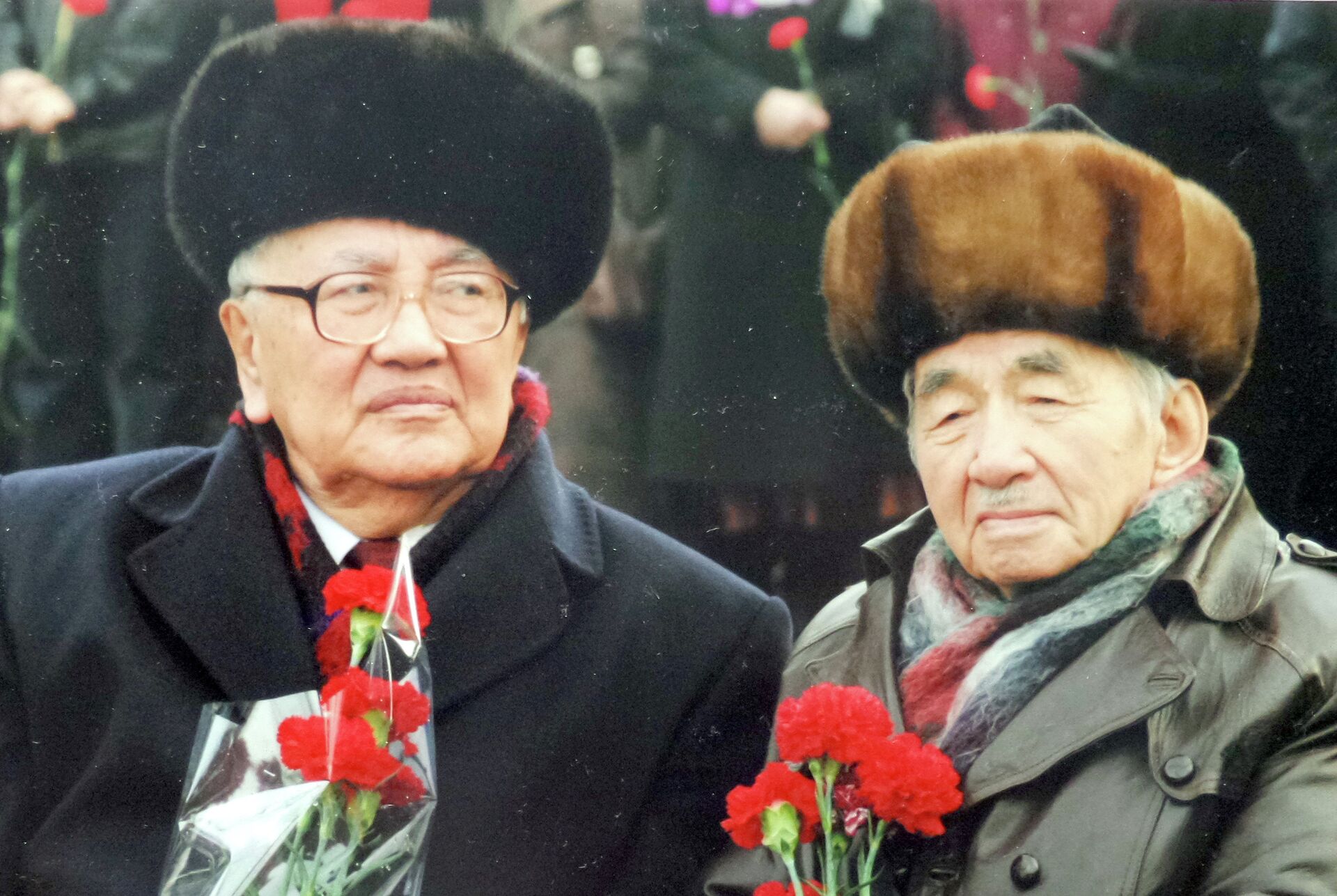 Народный поэт Кыргызской Республики Сооронбай Жусуев фронтовиком, Народным поэтом Суйунбай Эралиевым - Sputnik Кыргызстан, 1920, 27.08.2026