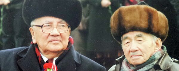 Народный поэт Кыргызской Республики Сооронбай Жусуев фронтовиком, Народным поэтом Суйунбай Эралиевым Народный поэт Кыргызской Республики Сооронбай Жусуев фронтовиком, Народным поэтом Суйунбай Эралиевым - Sputnik Кыргызстан