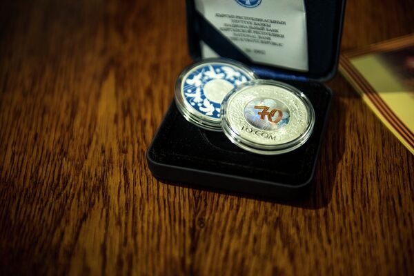 Нацбанк выпустил коллекционную серебряную монету в честь Дня Победы. - Sputnik Кыргызстан