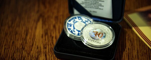 Улуттук банк Жеңиш күнүнө карата күмүш тыйындардын коллекциясын чыгарды - Sputnik Кыргызстан