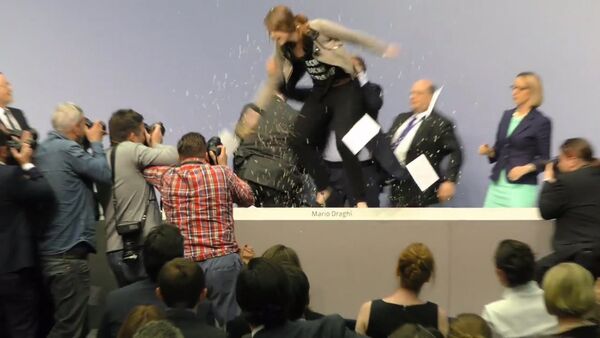 Девушка с криком запрыгнула на стол главы ЕЦБ во время пресс-конференции - Sputnik Кыргызстан
