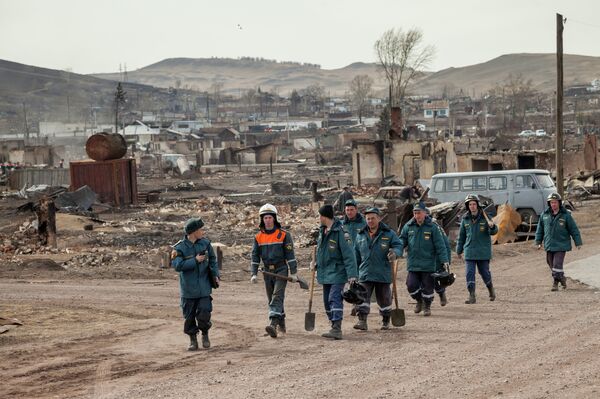 Ликвидация последствий пожара в поселке Шира Республики Хакасия - Sputnik Кыргызстан