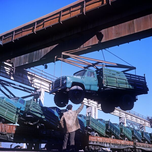 Погрузка самосвалов ГАЗ-53Б на заводе. Архивное фото - Sputnik Кыргызстан