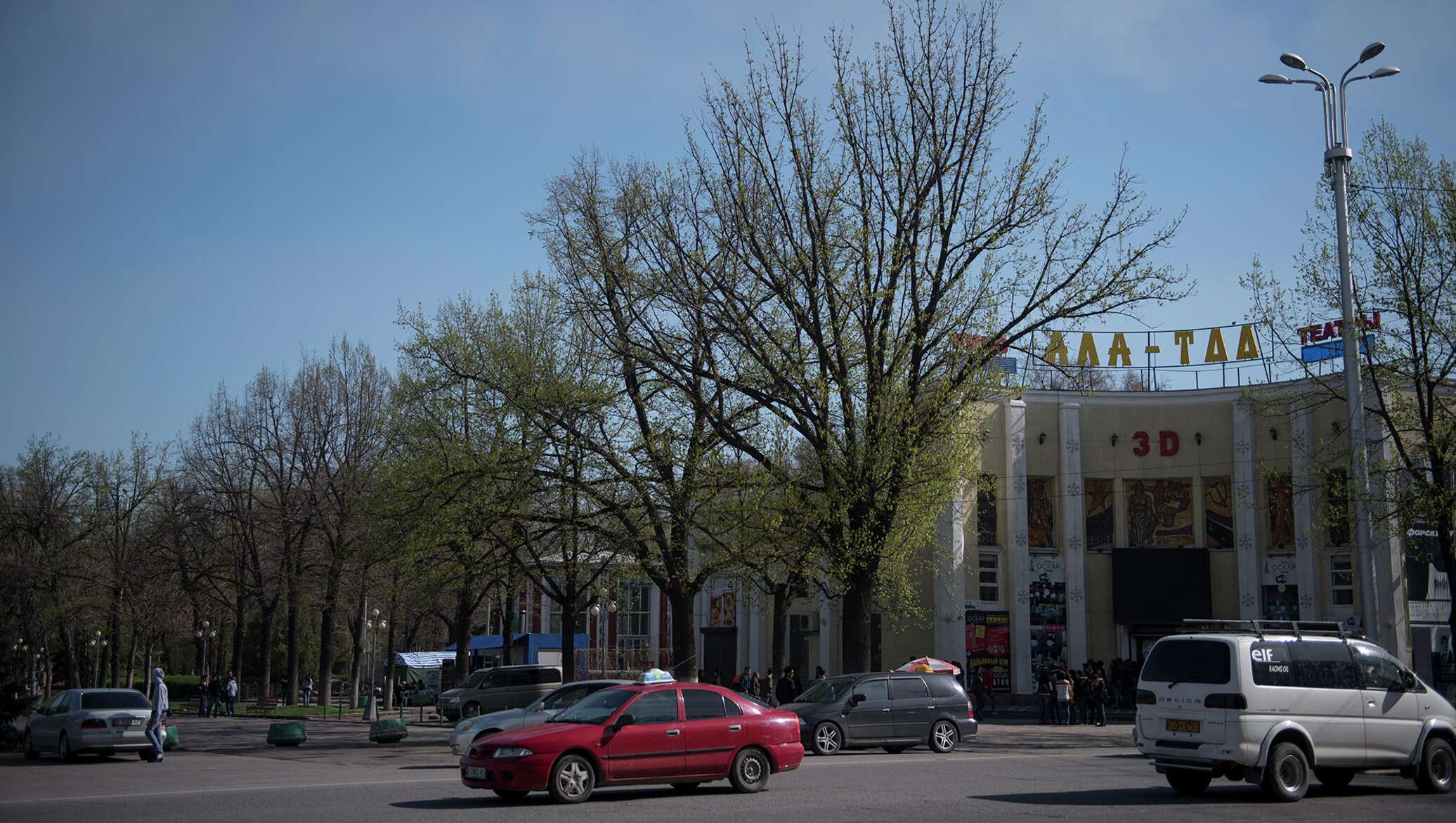 ала тоо кинотеатр пишпек. кинотеатр ала тоо бишкек снаружи. ала тоо кинотеатр.