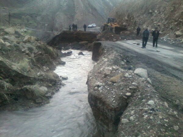 Земляной обвал в селе Кызыл-Соок на автотрассе Арал—Мин-Куш - Sputnik Кыргызстан