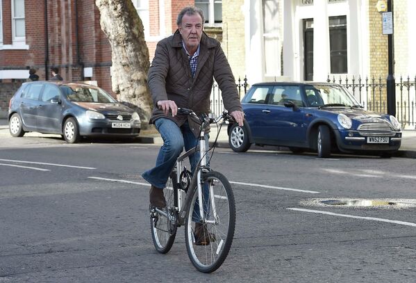 Британский телеведущий Джереми Кларксон возвращается с велосипедной прогулки. - Sputnik Кыргызстан