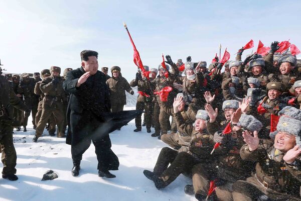 Вождь Северной Кореи Ким Чен Ын посетил военные сборы на горе Пэкту и приветствовал военнослужащих. - Sputnik Кыргызстан