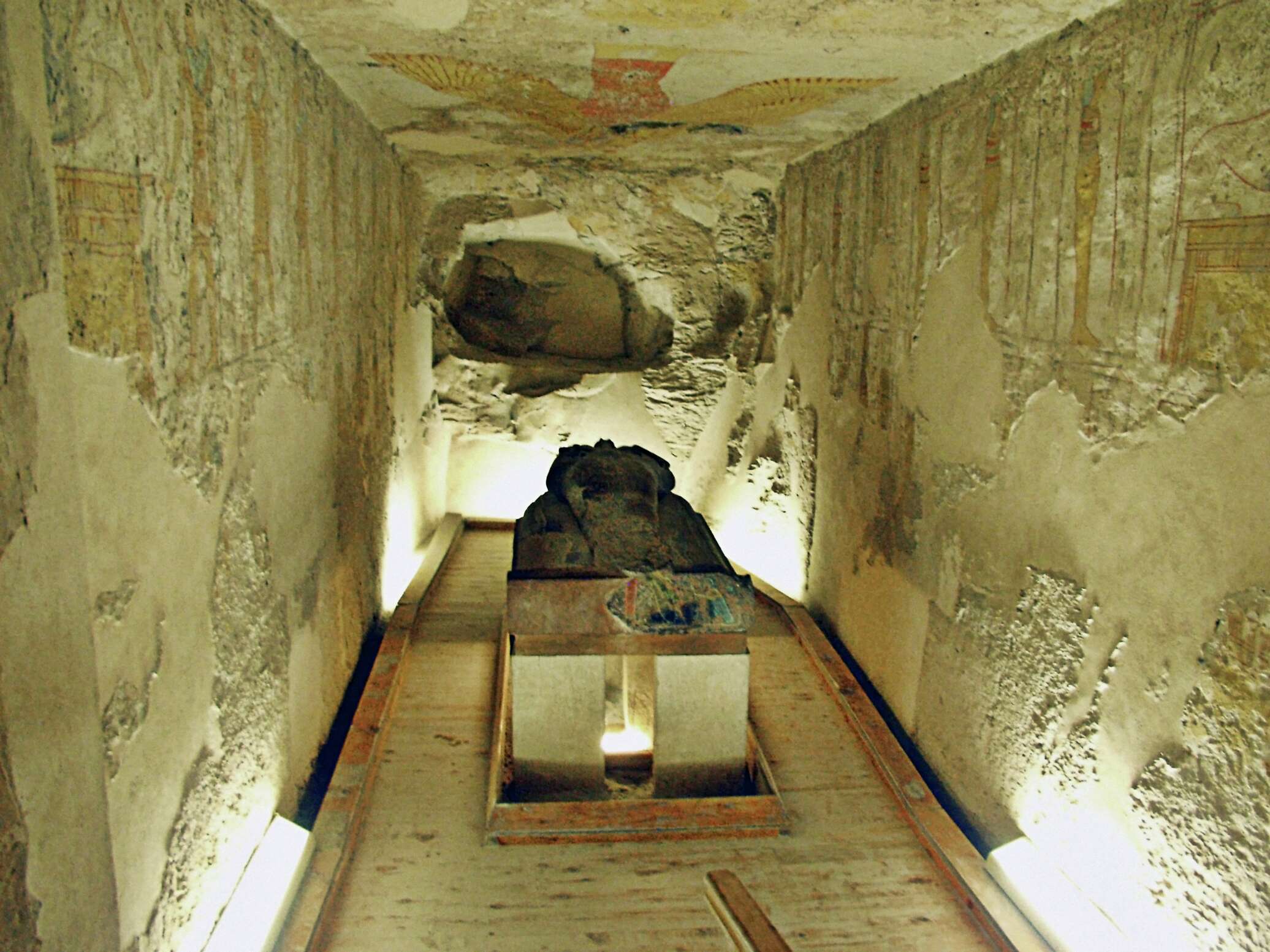 Усыпальницы пирамиды в древнем египте. Гробница Тутанхамона в долине царей. Пирамида Хеопса Гробница фараона. Саркофаг Хеопса. Усыпальницы древнего Египта.