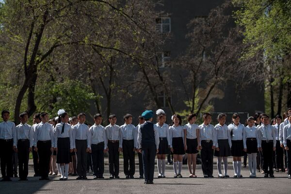 Школьники на линейке. Архивное фото - Sputnik Кыргызстан