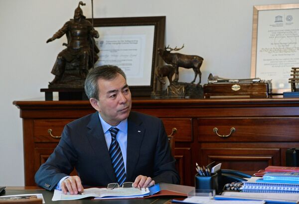 Президент Алмазбек Атамбаев принял министра транспорта и коммуникаций Калыкбека Султанова - Sputnik Кыргызстан