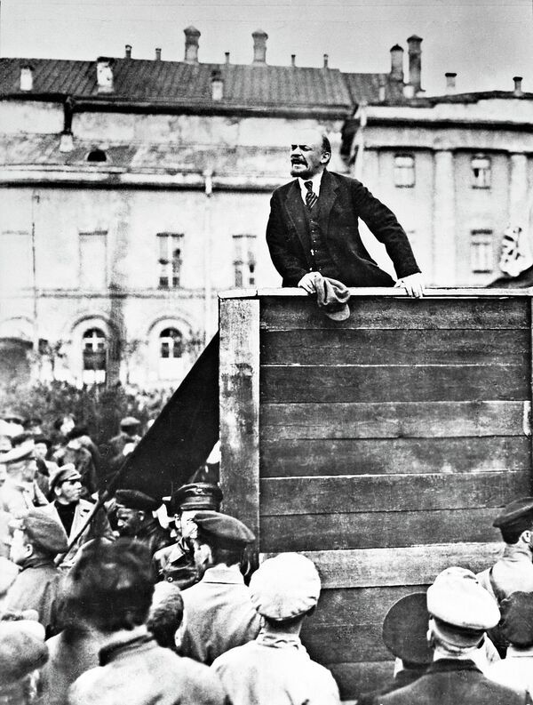 Владимир Ленин выступает с речью. - Sputnik Кыргызстан