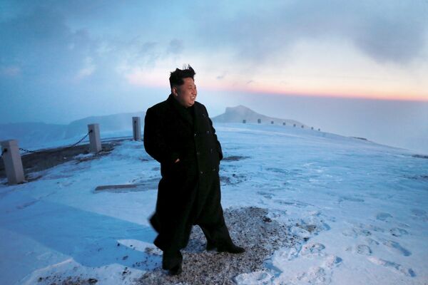 Вождь Северной Кореи Ким Чен Ын посетил военные сборы на горе Пэкту и приветствовал военнослужащих. Архивное фото - Sputnik Кыргызстан