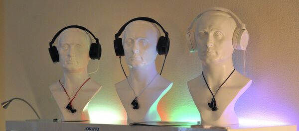 Образцы новых наушников, представленные на Международной выставке. Архивное фото - Sputnik Кыргызстан
