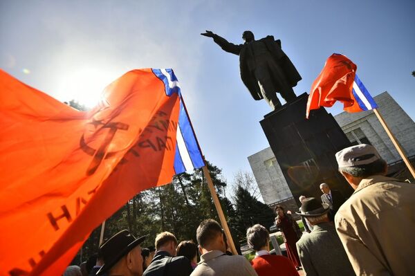 Коммунисты Кыргызстана почтили память Ленина. - Sputnik Кыргызстан