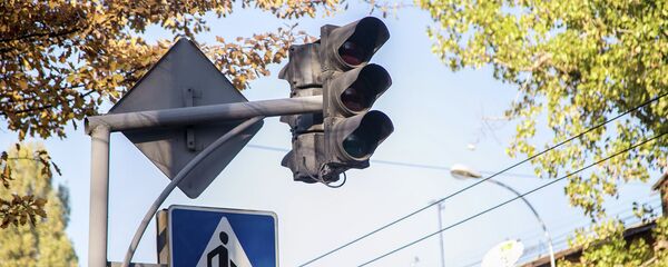 Неработающий светофор на одной из улиц города Бишкека. - Sputnik Кыргызстан