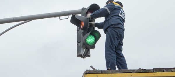 Жол чырак орнотуп жаткан кызматкер. Архив - Sputnik Кыргызстан