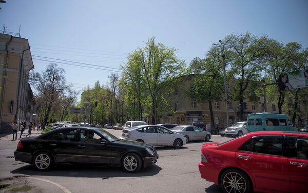Очень часто водители видят, как светофоры не работают, создавая проблемы для всех участников движения. - Sputnik Кыргызстан