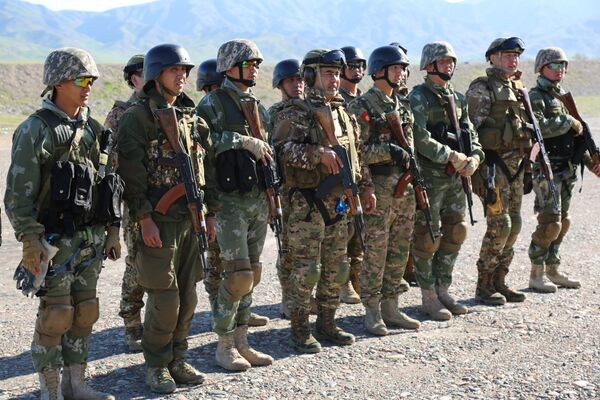 Бойцы спецназа стран ШОС проводят спецтренировку в Токмоке - Sputnik Кыргызстан